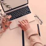 blogcikk irása közben